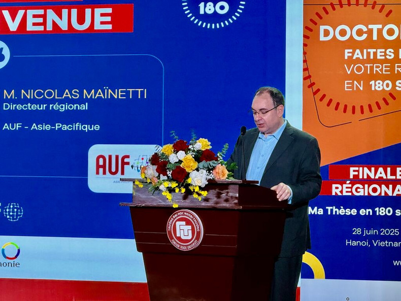Le directeur de l'AUF - Asie-Pacifique, Nicolas Maïnetti, prend son discours d'ouverture de la finale régionale. Le directeur de l'AUF - Asie-Pacifique, Nicolas Maïnetti, prend son discours d'ouverture de la finale régionale.