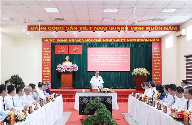 Le secrétaire général du PCV, To Lam, travaille avec la Permanence du Comité du Parti de la commune de Tan Vinh Loc, à Ho Chi Minh-Ville. Photo : VNA. Le secrétaire général du PCV, To Lam, travaille avec la Permanence du Comité du Parti de la commune de Tan Vinh Loc, à Ho Chi Minh-Ville. Photo : VNA.
