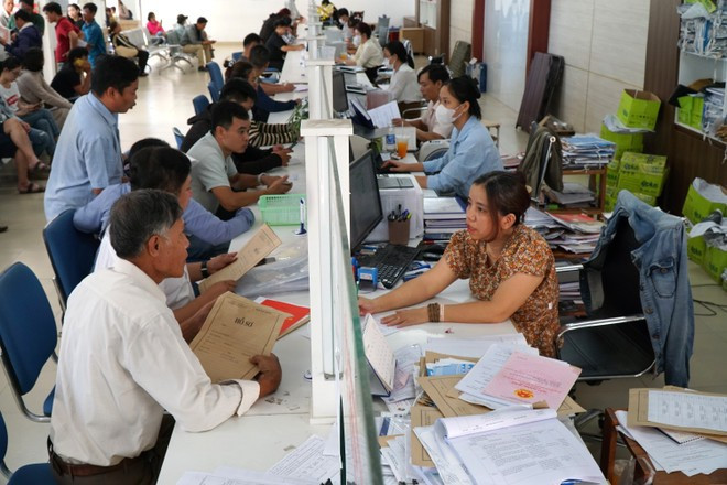 Des personnes se présentent au guichet unique du Comité populaire du district de Hoa Vang, à Da Nang. Photo : VNA. Des personnes se présentent au guichet unique du Comité populaire du district de Hoa Vang, à Da Nang. Photo : VNA.
