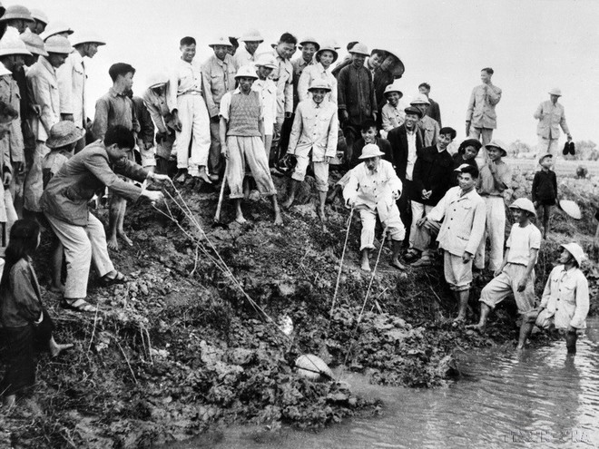 Le président Ho Chi Minh et des agriculteurs de la commune de Dai Thanh, province de Ha Dong (aujourd'hui Hanoï), s'unissent pour lutter contre la sécheresse, le 12 janvier 1958. Photo : VNA. Le président Ho Chi Minh et des agriculteurs de la commune de Dai Thanh, province de Ha Dong (aujourd'hui Hanoï), s'unissent pour lutter contre la sécheresse, le 12 janvier 1958. Photo : VNA.