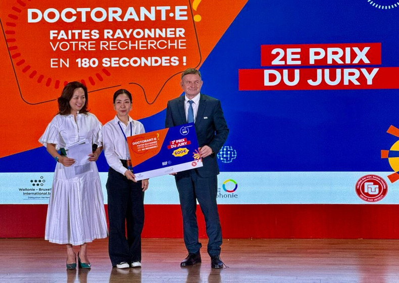 La remise du deuxième prix à Boutsakhone KEORODOM, venue du Laos, actuellement doctorante en économie du tourisme, de l’Université Ritsumeikan Asia Pacific, au Japon, par le représentant de l’OIF pour l’Asie et le Pacifique, Edgar Doërig. La remise du deuxième prix à Boutsakhone KEORODOM, venue du Laos, actuellement doctorante en économie du tourisme, de l’Université Ritsumeikan Asia Pacific, au Japon, par le représentant de l’OIF pour l’Asie et le Pacifique, Edgar Doërig.