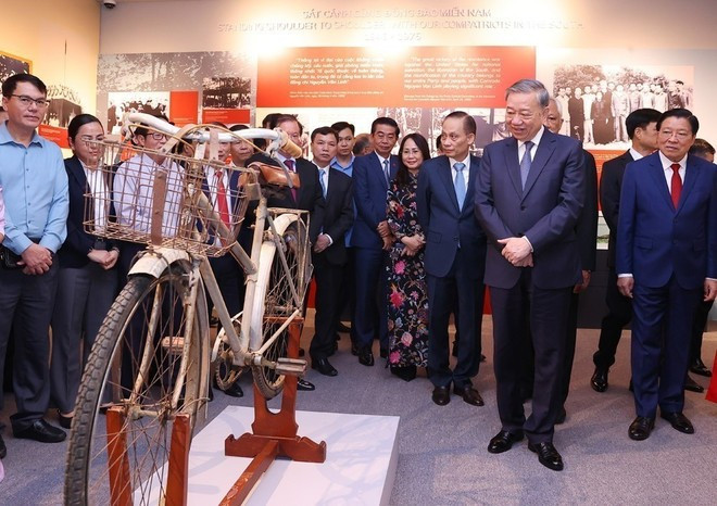 Le secrétaire général du PCV, To Lam, visite l'exposition. Photo : VNA. Le secrétaire général du PCV, To Lam, visite l'exposition. Photo : VNA.