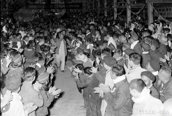 À l'occasion du Nouvel An lunaire (12 février 1956), le président Ho Chi Minh rend visite le personnel de l'École des cadres des minorités ethniques. Photo : VNA. À l'occasion du Nouvel An lunaire (12 février 1956), le président Ho Chi Minh rend visite le personnel de l'École des cadres des minorités ethniques. Photo : VNA.