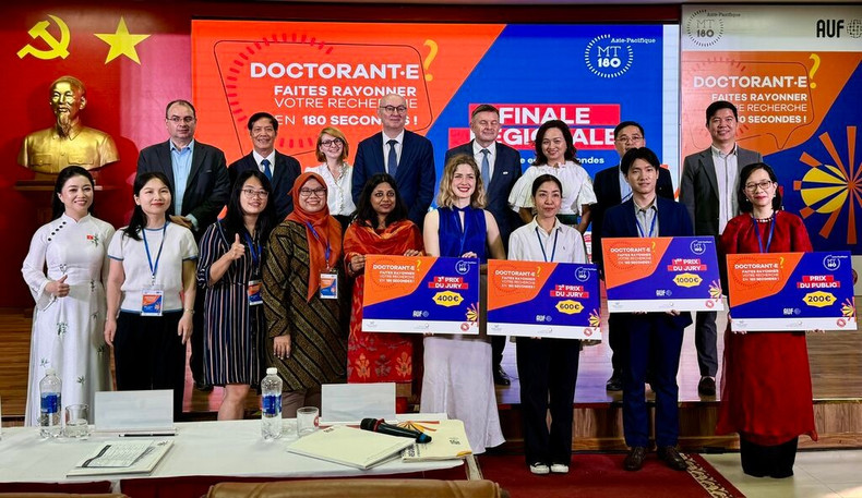 Les candidats et le jury de la finale régionale de MT180 en Asie-Pacifique. Les candidats et le jury de la finale régionale de MT180 en Asie-Pacifique.