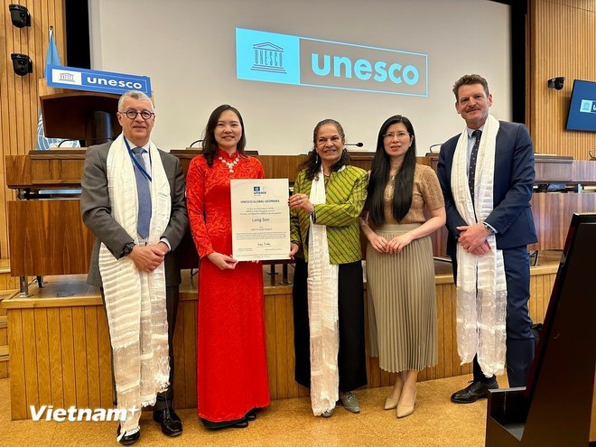 Remise du certificat du géoparc de Lang Son à la représentante de la Mission permanente du Vietnam auprès de l'UNESCO. Photo : VNA. Remise du certificat du géoparc de Lang Son à la représentante de la Mission permanente du Vietnam auprès de l'UNESCO. Photo : VNA.
