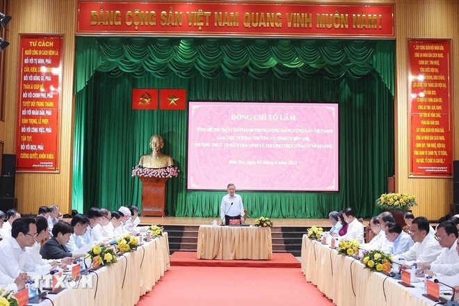 Vue de la séance de travail, dans la province de Ben Tre, le 3 juin. Photo : VNA. Vue de la séance de travail, dans la province de Ben Tre, le 3 juin. Photo : VNA.