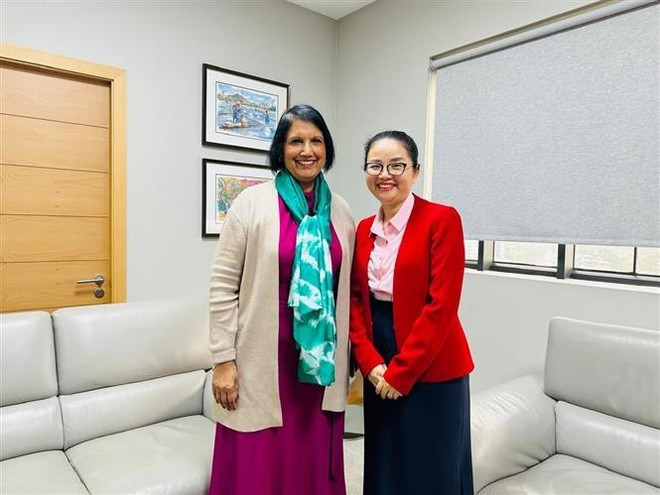 L'ambassadrice Tran Thi Thu Thin (à droite) et la ministre des Services financiers et de la Planification économique, Jyoti Jeetun. Photo : Ambassade du Vietnam au Mozambique. L'ambassadrice Tran Thi Thu Thin (à droite) et la ministre des Services financiers et de la Planification économique, Jyoti Jeetun. Photo : Ambassade du Vietnam au Mozambique.