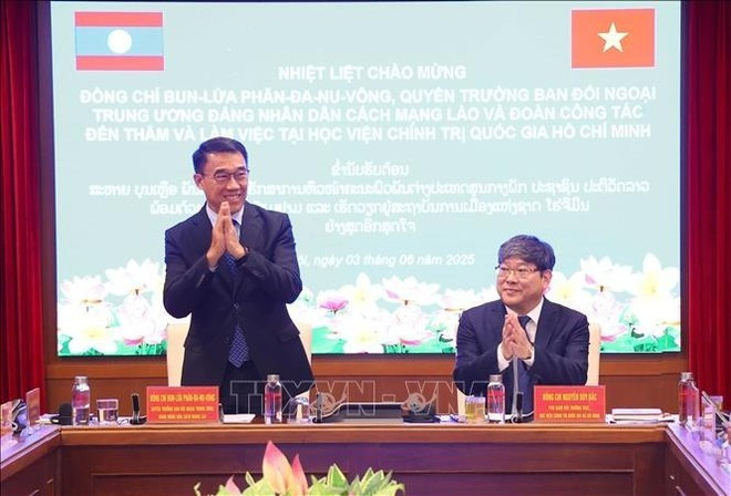 Le professeur associé, Docteur Nguyen Duy Bac, vice-président permanent de l'Académie nationale de politique Hô Chi Minh (HCMA) (droite) et Bounleua Phandanouvong, président par intérim de la Commission des relations extérieures du Comité central du Parti populaire révolutionnaire lao (PPRL) à la réunion à l'HCMA. Photo : VNA. Le professeur associé, Docteur Nguyen Duy Bac, vice-président permanent de l'Académie nationale de politique Hô Chi Minh (HCMA) (droite) et Bounleua Phandanouvong, président par intérim de la Commission des relations extérieures du Comité central du Parti populaire révolutionnaire lao (PPRL) à la réunion à l'HCMA. Photo : VNA.