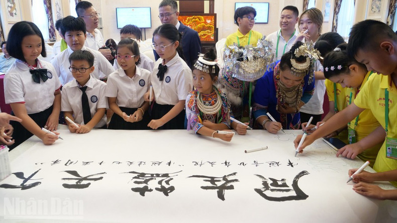 À travers des œuvres calligraphiques, les enfants expriment leurs messages d’amitié. thu-phap-enfants.jpg