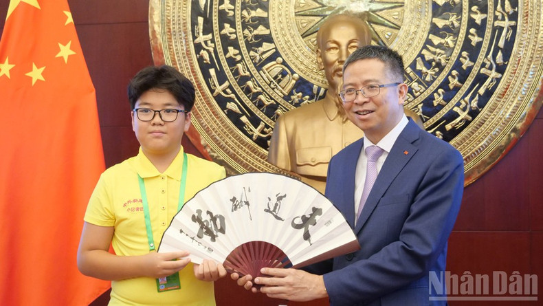 Un représentant de la délégation chinoise offre des cadeaux à l’ambassadeur Pham Thanh Binh. enfants-tang-dai-su.jpg
