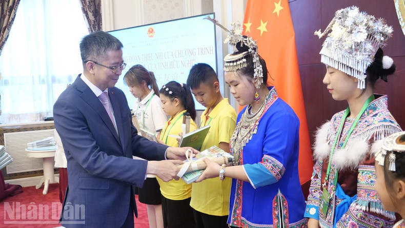 L’ambassadeur Pham Thanh Binh remet des cadeaux aux enfants chinois. enfant-cadeaux.jpg