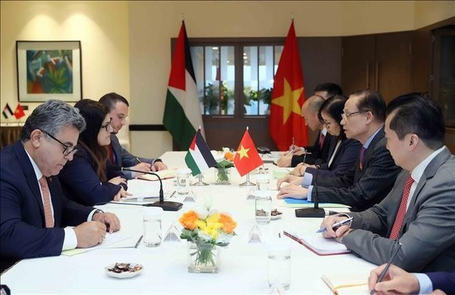La rencontre entre le ministre des Affaires étrangères Le Hoai Trung et la ministre des Affaires étrangères et des Expatriés de Palestine, Varsen Aghabekian Shahin. Photo : VNA.