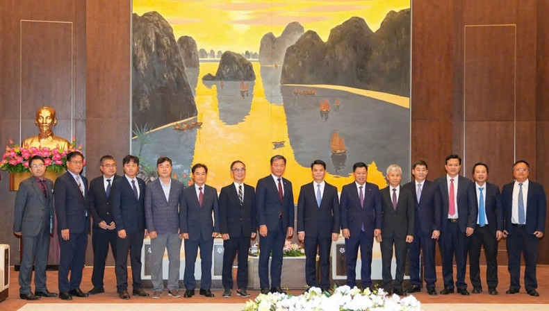 Le Ngoc Chau a eu une rencontre avec Ko Tae Yeon, président de KOCHAM, ainsi qu’avec les dirigeants de trois filiales du groupe LG (LG Display, LG Electronics, LG Innotek). Photo : baodautu. hp-hoi-dn-hq.jpg