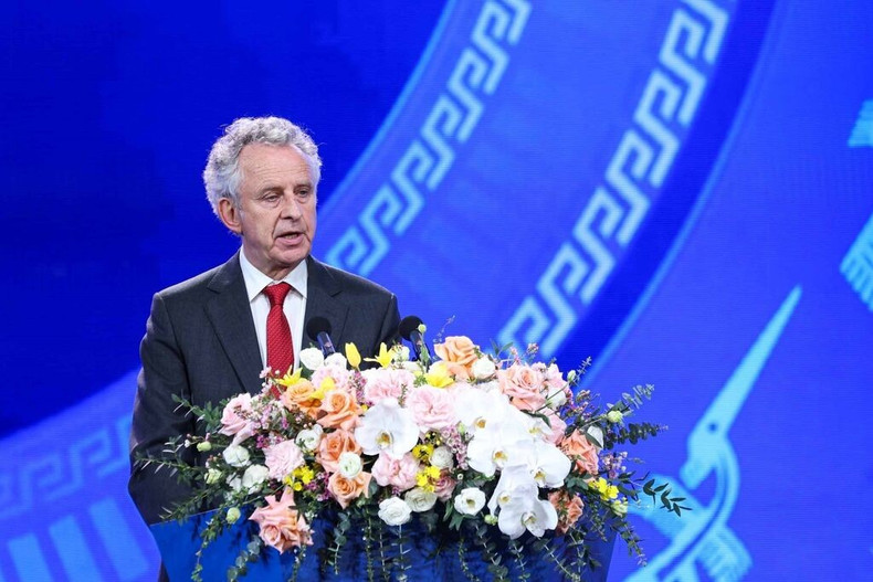 Le Professeur Sir Richard Friend, président du Conseil du Prix VinFuture. Photo : VNA.