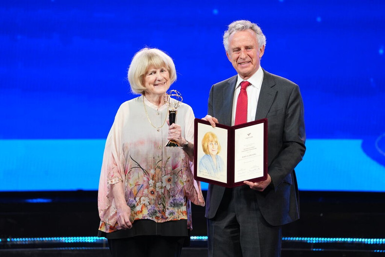 Le Professeur Sir Richard Friend, président du Conseil du Prix VinFuture, remet le Prix Spécial dédié aux femmes innovatrices à la Professeure américaine Mary‑Claire King. Photo : VinFuture.