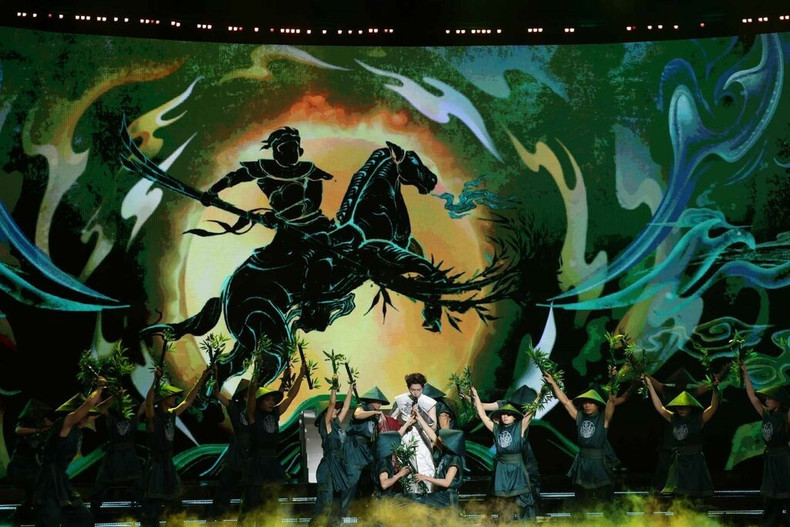 Interprétation magistrale de &quot;Phù Dông Thiên Vuong&quot; de Duc Phuc, lauréat d’Intervision 2025. Photo : VNA.