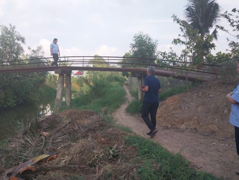 Espérance ACTI étudiê la nécessité de construction de ponts ruraux dans la commune de Tan Thanh. Photo : baotayninh. khao-sat-cau-tan-thanh.jpg