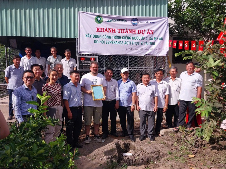 Inauguration du puits d’eau dans le hameau 3 (commune de My An). Photo : baotayninh. gieng-nuoc-ap-3.jpg