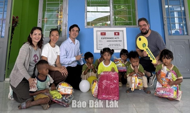 Les représentants posent avec les élèves de l’école maternelle Hoa Po Lang. Photo : baodaklak. ecole-hoa-po-lang.jpg