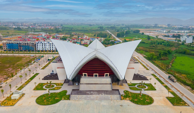 Du 20 octobre au 2 novembre 2025, le Festival national de Chèo 2025 se tiendra officiellement au Centre culturel et d’exposition de la province de Bac Ninh. Photo : danviet. cheo-danviet.jpg