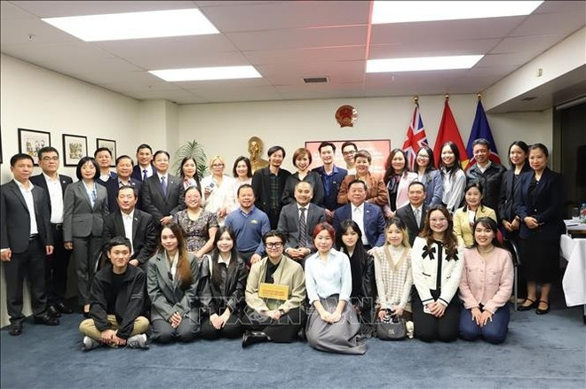 Rencontre du personnel de l’ambassade du Vietnam à Wellington et des représentants de la communauté vietnamienne en Nouvelle-Zélande. Photo : VNA. Rencontre du personnel de l’ambassade du Vietnam à Wellington et des représentants de la communauté vietnamienne en Nouvelle-Zélande. Photo : VNA.
