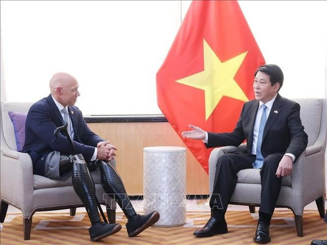 Le président vietnamien Luong Cuong (droite) et le représentant Brian Mast. Photo : VNA. Le président vietnamien Luong Cuong (droite) et le représentant Brian Mast. Photo : VNA.