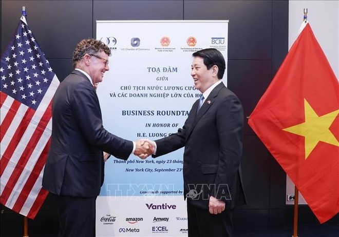 Le président vietnamien Luong Cuong (à droite) et d'un dirigeant d'une grande entreprise américaine. Photo : VNA. 2.jpg