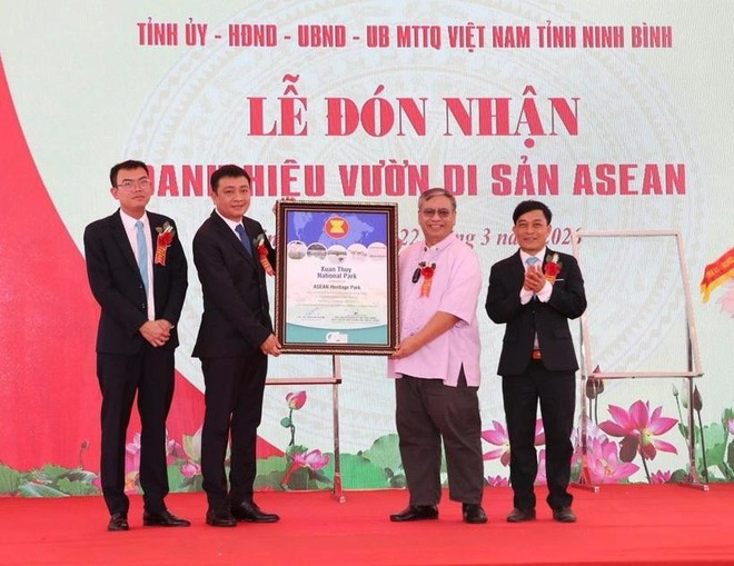 Jérôme Montemayor (à droite), directeur exécutif du Centre de l’ASEAN pour la biodiversité, remet le certificat de parc du patrimoine de l’ASEAN à la direction du parc national de Xuan Thuy. Photo : NDEL.