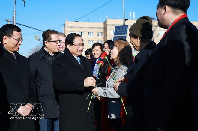 Le Premier ministre Pham Minh Chinh et la communauté vietnamienne à une cérémonie de dépôt de gerbe au monument du Président Hô Chi Minh (place Hô Chi Minh) à Moscou, en Russie. Photo : VNA.
