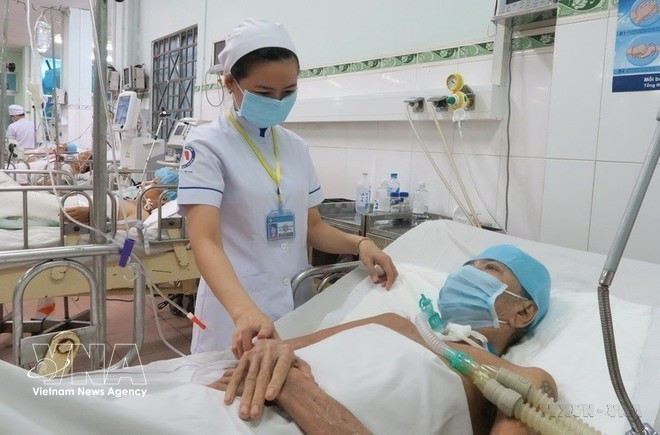 Une infirmière au chevet d'un malade de la tuberculose à l'Hôpital Pham Ngoc Thach (à Hô Chi Minh-Ville). Photo : VNA.