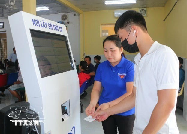 Traitement des dossiers au Centre de services administratifs de la commune de Cu Lao Dung, province de Can Tho. Photo : VNA.