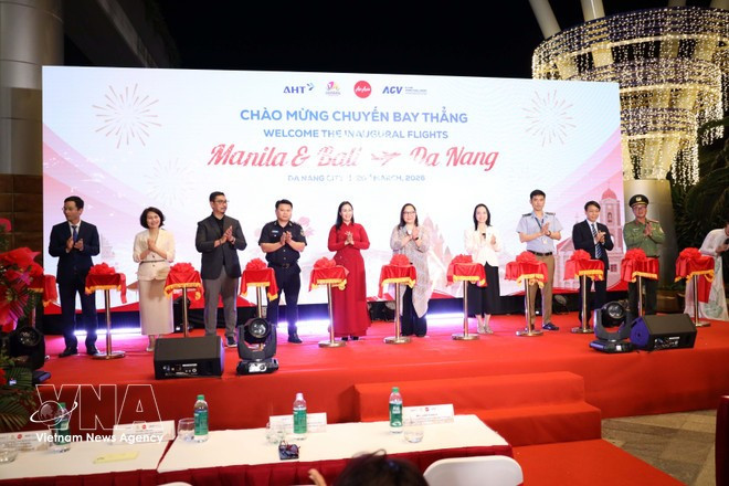 Cérémonie d'inauguratiin de deux liaisons aériennes directes depuis Manille et Bali à Da Nang. Photo : VNA.