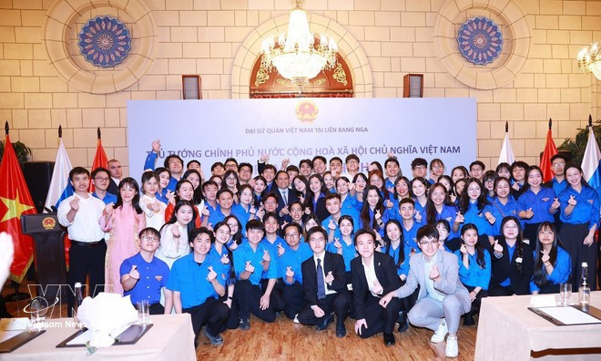 Le Premier ministre Pham Minh Chinh avec des jeunes et des étudiants vietnamiens poursuivant leurs études et leurs recherches en Russie. Photo : VNA.