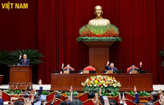 Le secrétaire général To Lam et les délégués votent l'ordre du jour du 2e Plénum du Comité central du Parti. Photo : VNA.