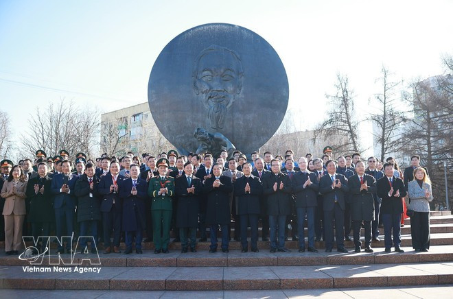 Le Premier ministre Pham Minh Chinh et des délégués assistent à la cérémonie de dépôt de gerbe au monument du Président Hô Chi Minh (place Hô Chi Minh) à Moscou, en Russie. Photo : VNA.