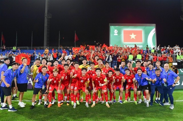 Les joueurs et entraîneurs vietnamiens posent pour une photo après leur victoire 2-1 contre le Kirghizistan lors de la Coupe d'Asie des moins de 23 ans de l'AFC, à Djeddah, en Arabie saoudite, le le 9 janvier.