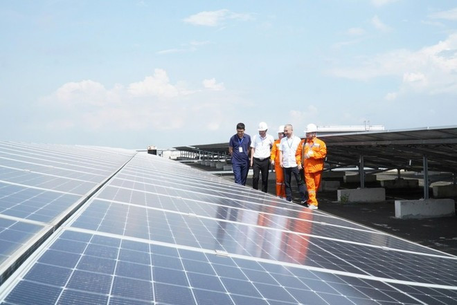 Système d’énergie solaire photovoltaïque installé sur le toit de la SARL Crystal Martin Vietnam, dans la province de Bac Ninh (Nord).
