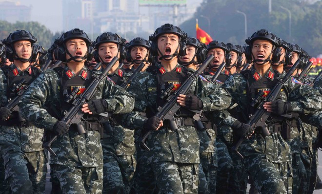 Des policiers des forces spéciales participent au défilé. Photo : VNA.