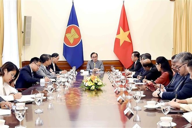Le Hoai Trung, ministre par intérim des Affaires étrangères et les ambassadeurs et chargés d’affaires des pays de l’ASEAN et du Timor-Leste. Photo : VNA. Le Hoai Trung, ministre par intérim des Affaires étrangères et les ambassadeurs et chargés d’affaires des pays de l’ASEAN et du Timor-Leste. Photo : VNA.