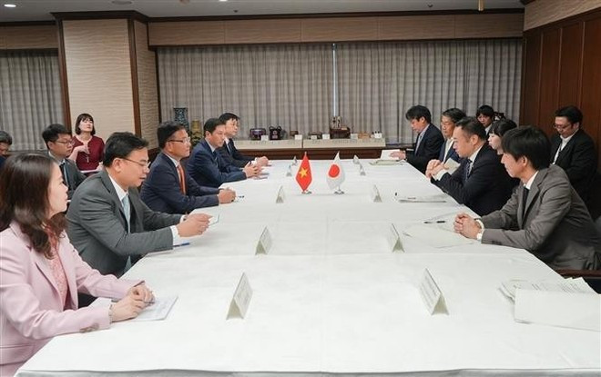 Entretien entre le vice-Premier ministre Le Thanh Long et le ministre de la Justice Suzuki Keisuke. Photo : VNA. Entretien entre le vice-Premier ministre Le Thanh Long et le ministre de la Justice Suzuki Keisuke. Photo : VNA.