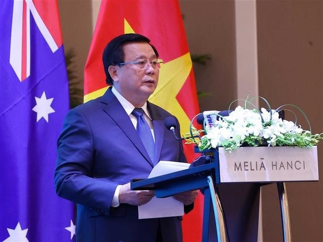 Le Prof.-Dr. Nguyen Xuan Thang, directeur de l’Académie nationale de politique Hô Chi Minh, s'exprime au colloque. Photo : VNA. forum-2.jpg