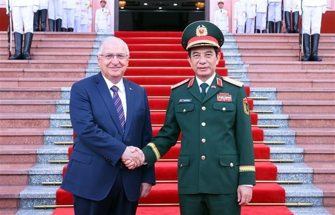 Le ministre vietnamien de la Défense, Phan Van Giang (à droite), et son homologue turc, Yasar Guler. Photo : VNA. Le ministre vietnamien de la Défense, Phan Van Giang (à droite), et son homologue turc, Yasar Guler. Photo : VNA.