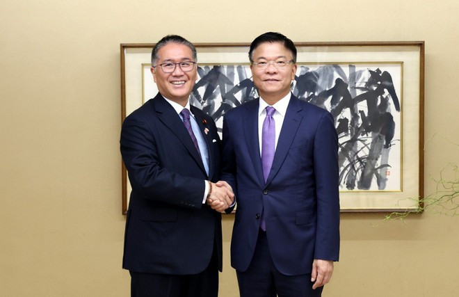 Rencontre entre le vice-Premier ministre Le Thanh Long (droite) et le ministre de la Reconstruction, Ito Tadahiko. Photo : VNA. Rencontre entre le vice-Premier ministre Le Thanh Long (droite) et le ministre de la Reconstruction, Ito Tadahiko. Photo : VNA.