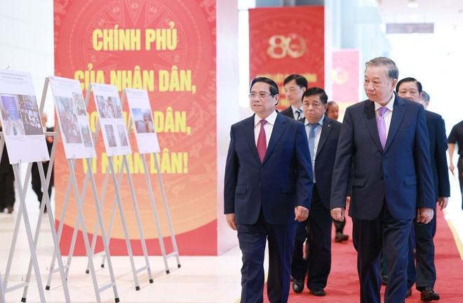 Le secrétaire général du PCV To Lam, le Premier ministre Pham Minh Chinh et des délégués visitent une exposition photographique sur les activités du gouvernement au fil des ans, produite par l'Agence vietnamienne d'information. Photo : VNA. Le secrétaire général du PCV To Lam, le Premier ministre Pham Minh Chinh et des délégués visitent une exposition photographique sur les activités du gouvernement au fil des ans, produite par l'Agence vietnamienne d'information. Photo : VNA.