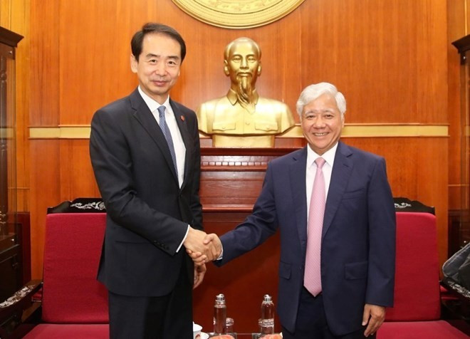 Do Van Chien, membre du Bureau politique, secrétaire du Comité central du Parti et président du Comité central du Front de la Patrie du Vietnam (droite), et l'ambassadeur de Chine au Vietnam, He Wei. Photo : VNA. 2-764.jpg