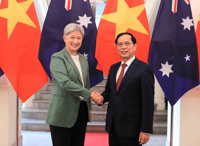 Le vice-Premier ministre vietnamien et ministre des Affaires étrangères Bui Thanh Son et la ministre australienne des Affaires étrangères Penny Wong se serrent la main, à Hanoi, le 20 août. Photo : VNA. Le vice-Premier ministre vietnamien et ministre des Affaires étrangères Bui Thanh Son et la ministre australienne des Affaires étrangères Penny Wong se serrent la main, à Hanoi, le 20 août. Photo : VNA.