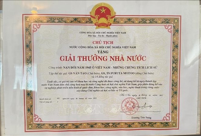 Le professeur Furuta a reçu le Prix d’État vietnamien en 2012 pour son travail de recherche « Famine de 1945 au Vietnam – Preuves historiques ». Photo : VNA. Le professeur Furuta a reçu le Prix d’État vietnamien en 2012 pour son travail de recherche « Famine de 1945 au Vietnam – Preuves historiques ». Photo : VNA.