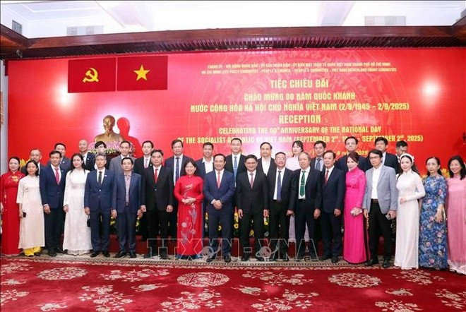 Les responsables de Ho Chi Minh-Ville et des représentants d'entreprises exemplaires. Photo : VNA. m-duoc-2.jpg