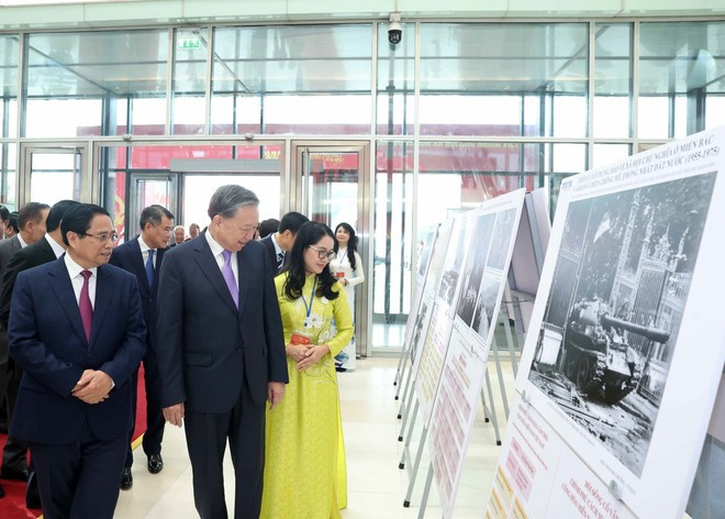 Le secrétaire général To Lam et le Premier ministre Pham Minh Chinh visite l'exposition « Sous le drapeau du Parti, 80 ans du gouvernement au service de la Patrie et du peuple ». Photo : VNA. Le secrétaire général To Lam et le Premier ministre Pham Minh Chinh visite l'exposition « Sous le drapeau du Parti, 80 ans du gouvernement au service de la Patrie et du peuple ». Photo : VNA.