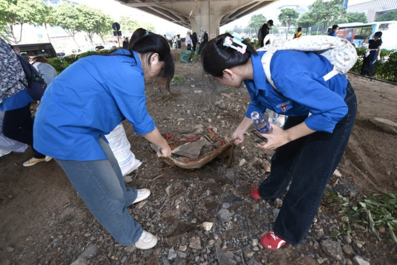 Activités de ramassage des déchets à Hanoi. Photo : NDEL. dechet-hn.jpg